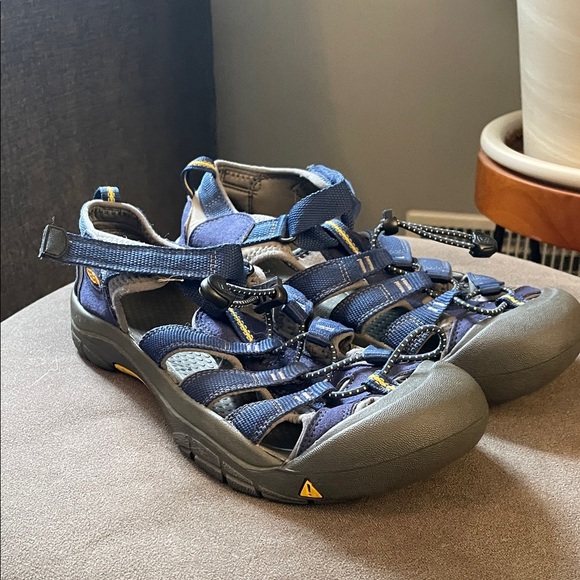 Keen Newport H2 Mens 7 Waterproof Sandals Hiking Outdoors - Picture 1 of 10